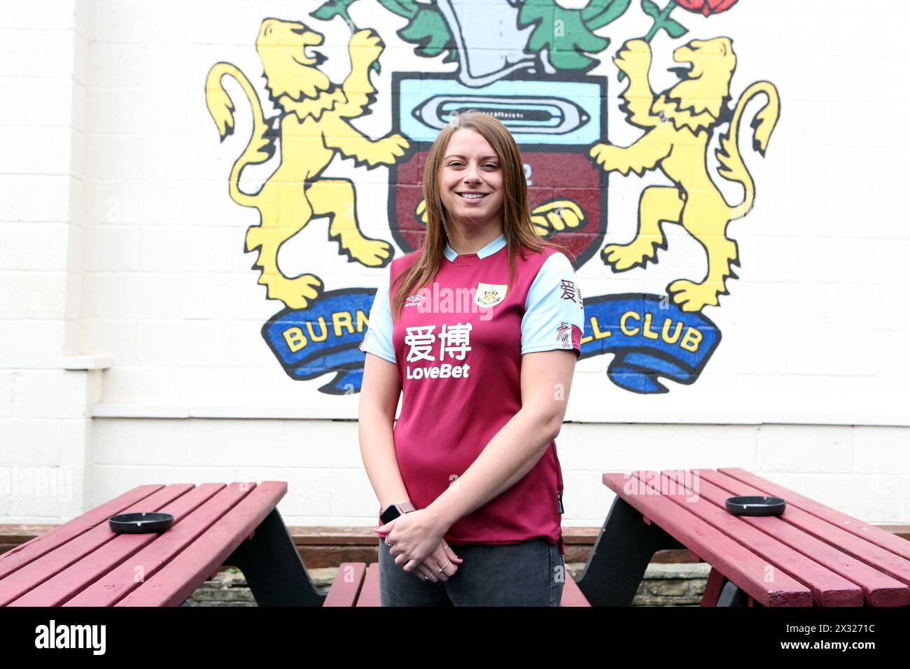 Justine Lorriman (27), Eigentümerin und Vermieterin des Royal Dyche Pub in Burnley. Burnley Football Club, der seit 2015 in der Premier League ist/ Stockfoto