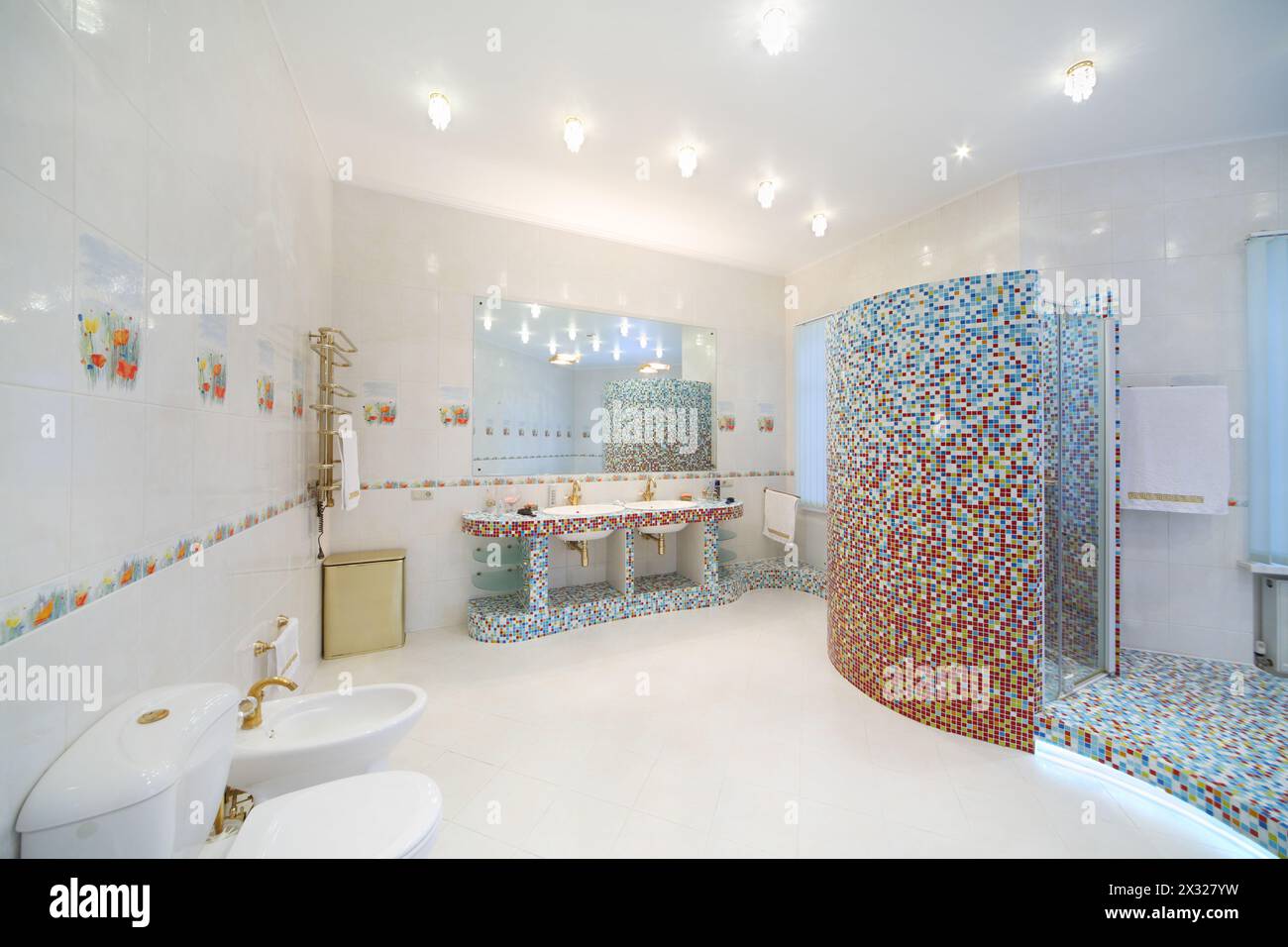 Helles und sauberes Badezimmer mit Toilette, Bidet, Duschkabine mit blauen Fliesen. Stockfoto