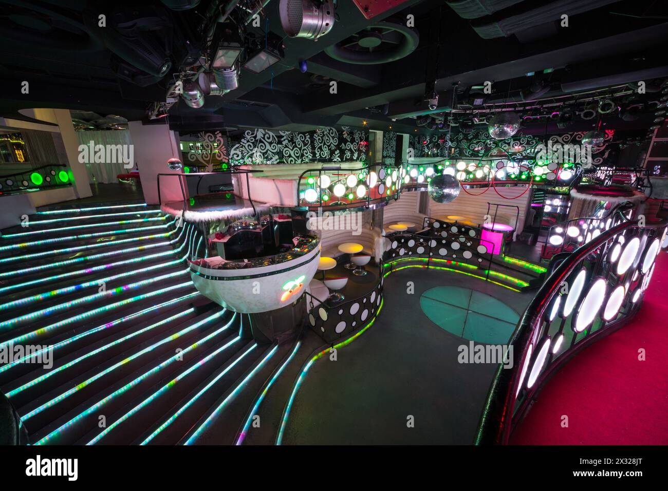 MOSKAU - 18. JAN: Das Innere eines der Räume des Nachtclubs Pacha mit glühender Treppe am 18. Januar 2013 in Moskau, Russland. Stockfoto