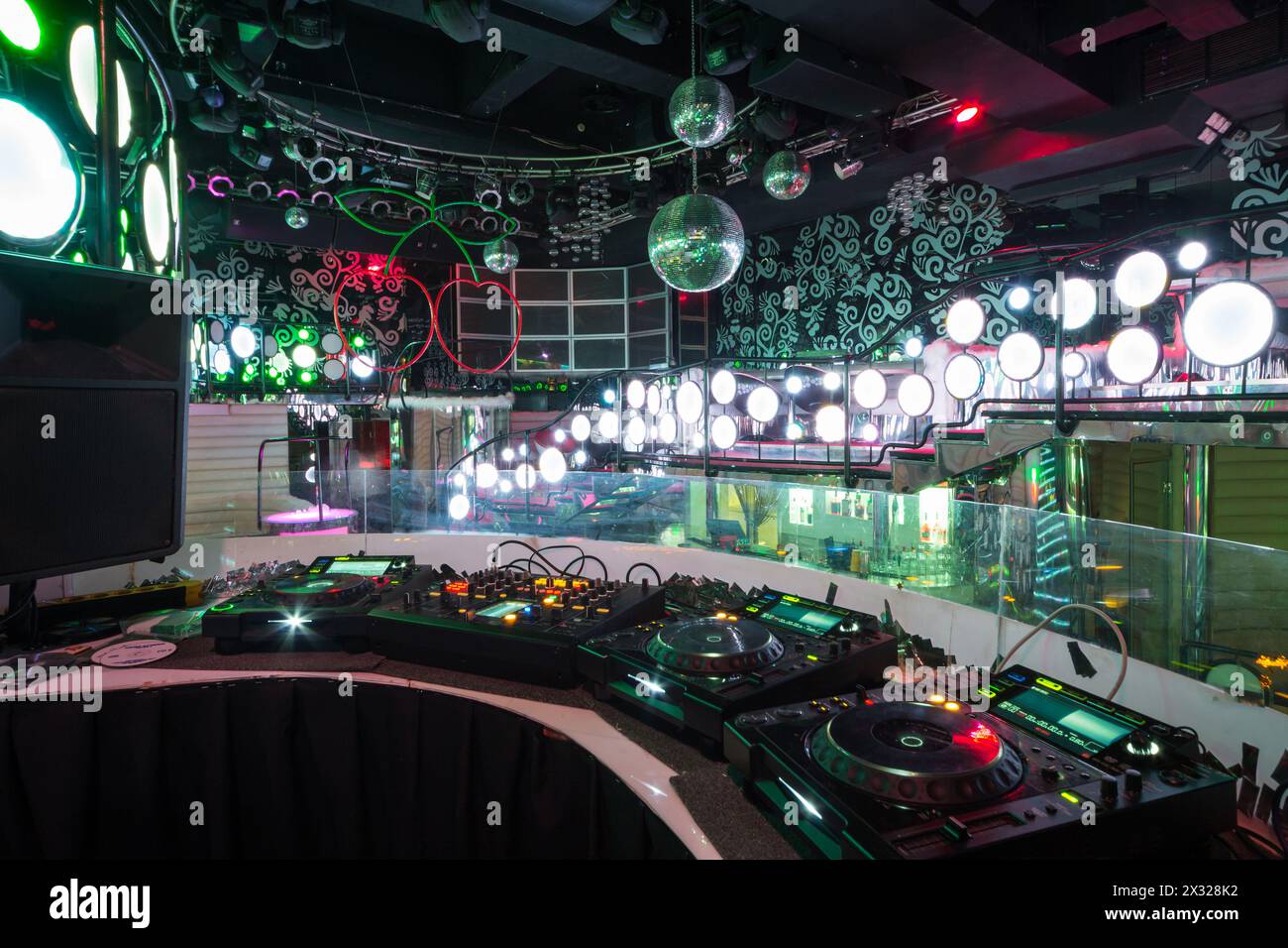 MOSKAU - 18. JAN: Der Raum im Nachtclub Pacha mit DJ-Ausrüstung und Tanzfläche am 18. Januar 2013 in Moskau, Russland. Stockfoto