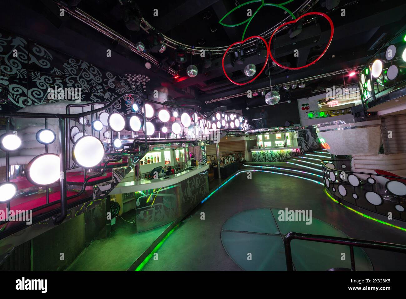 MOSKAU - 18. JAN: Das Innere eines der Räume des Nachtclubs Pacha mit Tanzfläche und Spiegelkugeln am 18. Januar 2013 in Moskau, Russland. Stockfoto