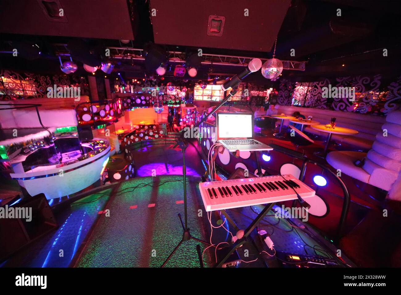 MOSKAU - 18. JAN: Das Innere eines der Räume des Nachtclubs Pacha mit Platz für Sänger am 18. Januar 2013 in Moskau, Russland. Stockfoto