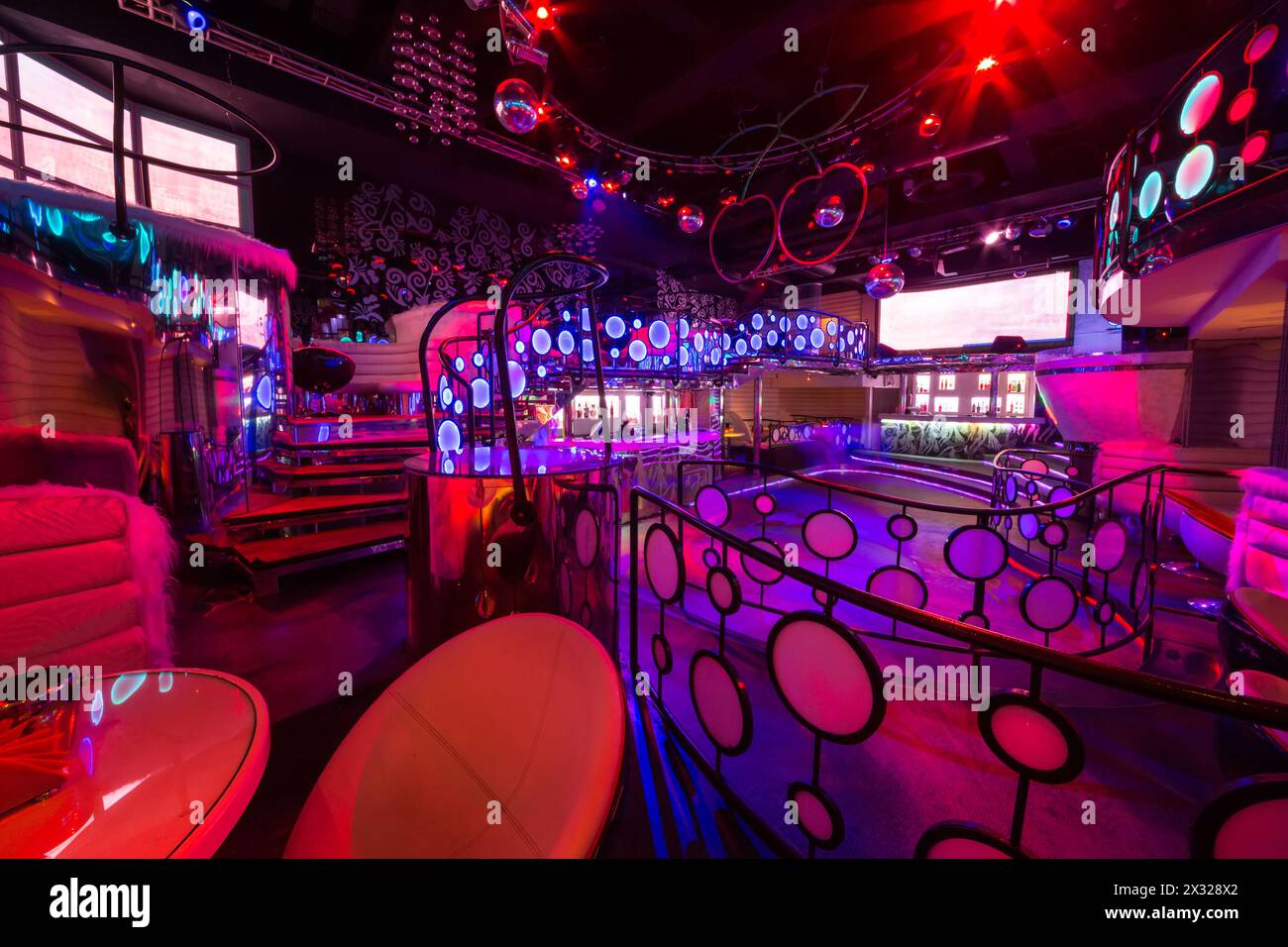 MOSKAU - 18. JAN: Das Innere der Räume des Nachtclubs Pacha mit Bar und Tanzfläche am 18. Januar 2013 in Moskau, Russland. Stockfoto