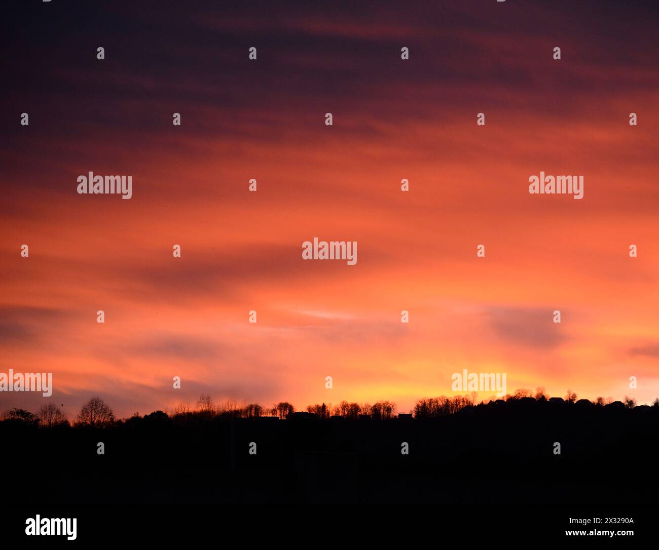 Ein farbenfroher Sonnenaufgang in Asheville, North Carolina. Stockfoto