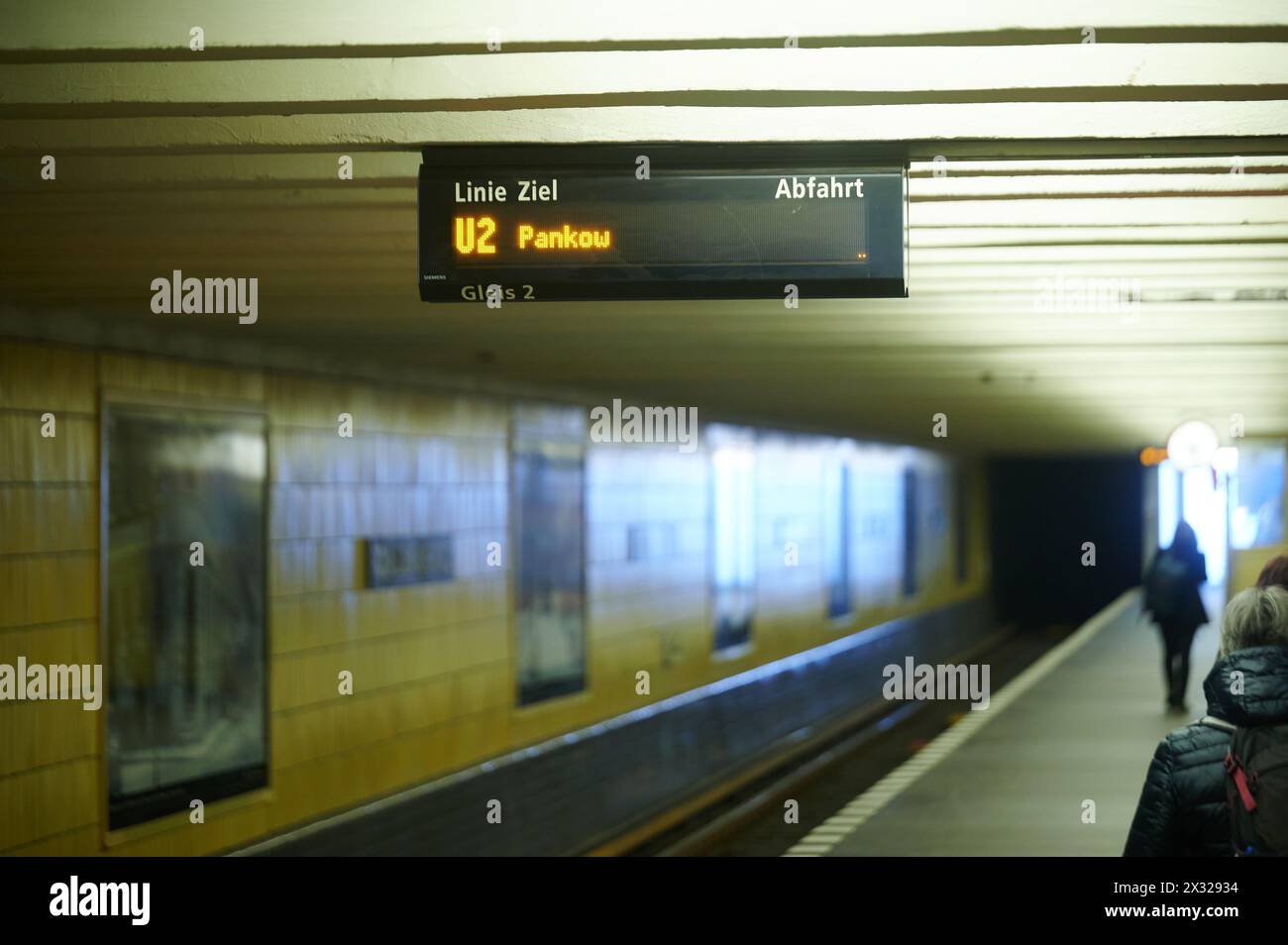 Berlin, Deutschland. April 2024. „U2 Pankow“ steht auf einer Anzeigetafel, während die Abfahrtszeit leer bleibt. Die Daisy-Displays sind auf mehreren Linien ausgefallen, obwohl der U-Bahn-Service in normalen Intervallen verkehrt. Annette Riedl/dpa/Alamy Live News Stockfoto