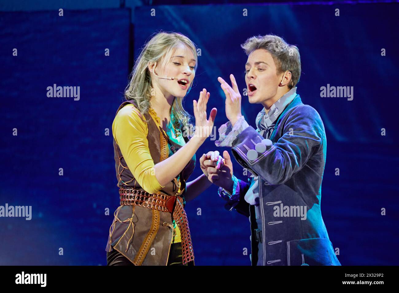 MOSKAU - 15. Dezember: Schauspieler singen ein Duett aus dem Musikspektakel für Kinder Treasure Island auf der Bühne in der Großen Konzerthalle Izmailovo, 15. Dezember Stockfoto