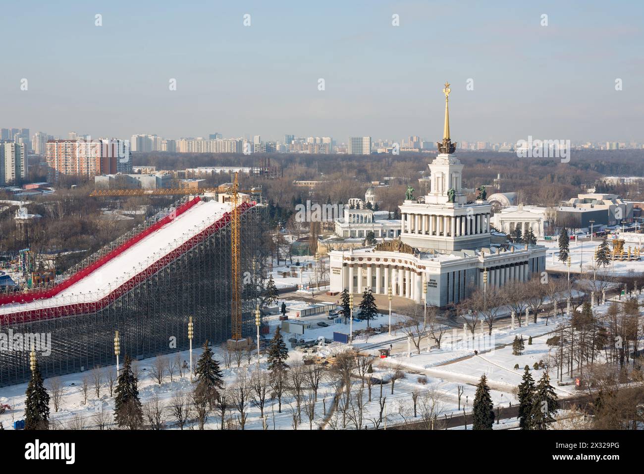 MOSKAU - 21. Februar: Bau einer großen Sporthalle auf dem Messegelände am 21,2013. Februar in Moskau. Stockfoto