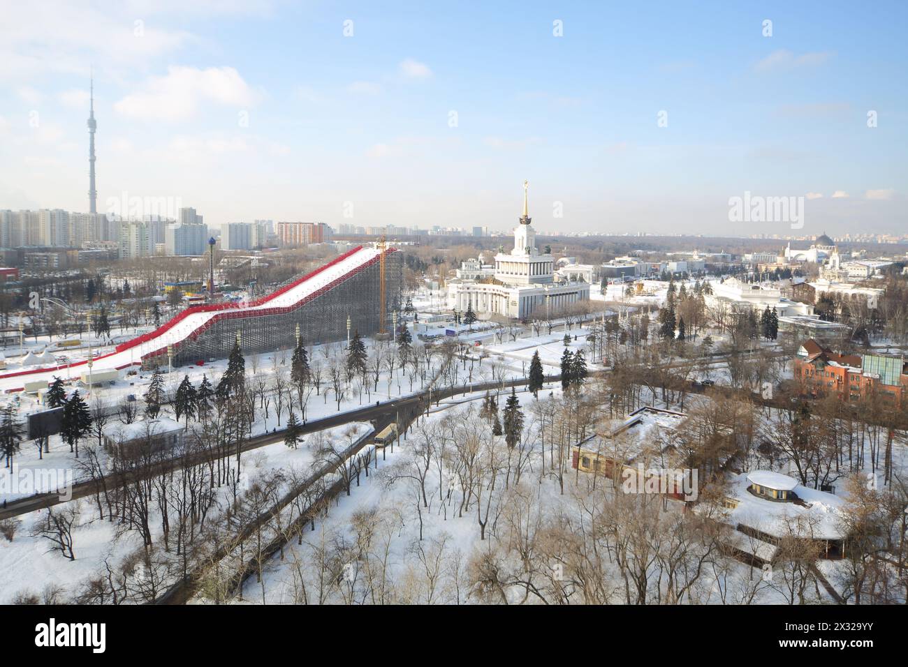 MOSKAU - 21. Februar: Luftansicht auf den Bau einer großen Sportschanze auf dem Messegelände am 21,2013. Februar in Moskau, Russland. Stockfoto