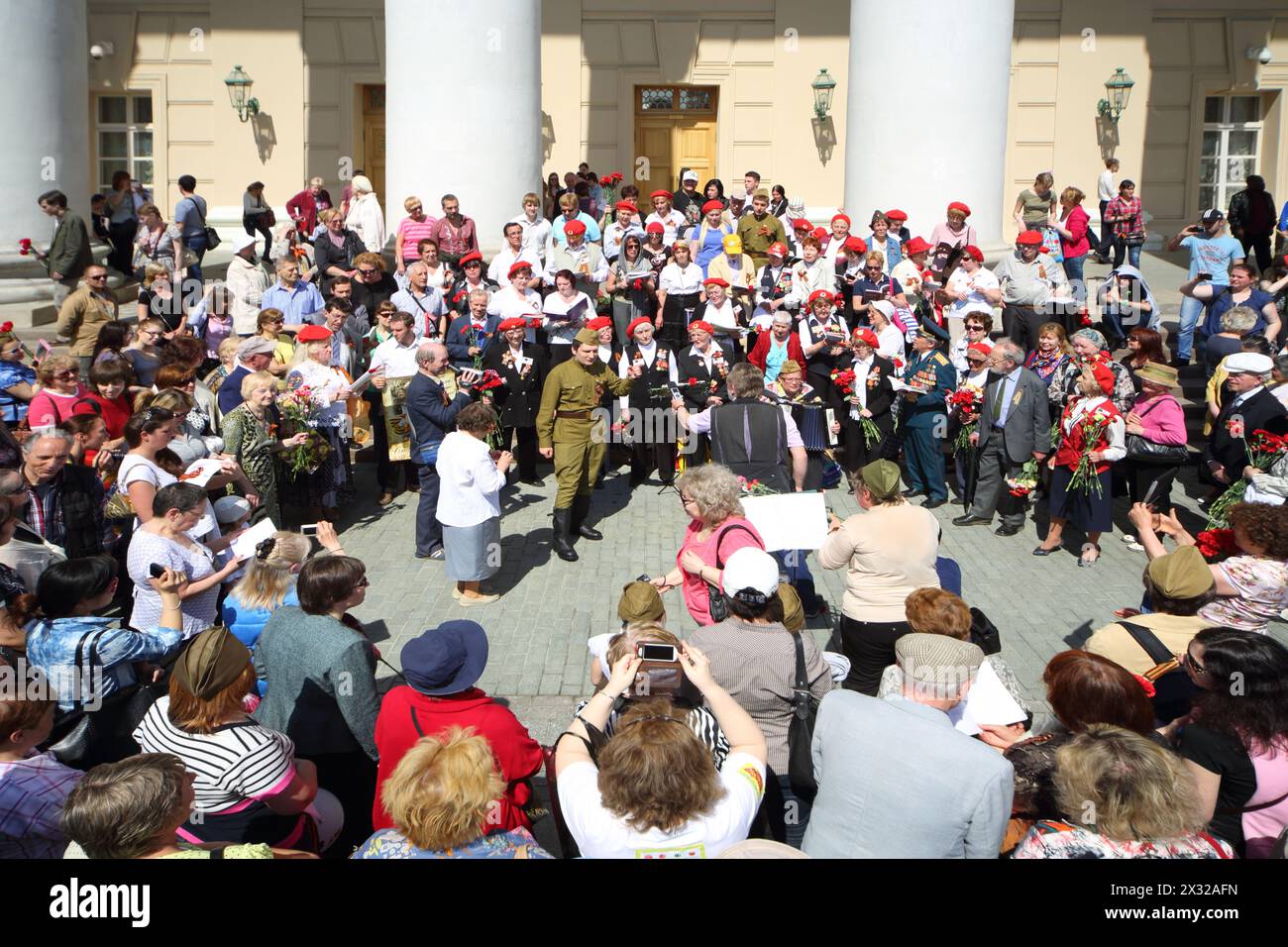 MOSKAU - 9. MAI: Veteranen in der Nähe des Bolschoi-Theaters, am 9. Mai 2013 in Moskau, Russland. Jedes Jahr versammeln sich auf dem Platz vor dem Bolschoi-Theater traditionell Stockfoto