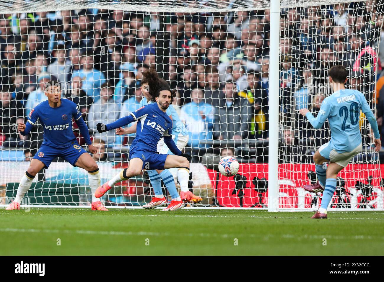 Bernardo Silva von Manchester City erzielt das Siegtor 1-0: Manchester City gegen Chelsea, das Halbfinale des Emirates FA Cup, Wembley Stadium, London, Großbritannien - 20. April 2024 Stockfoto