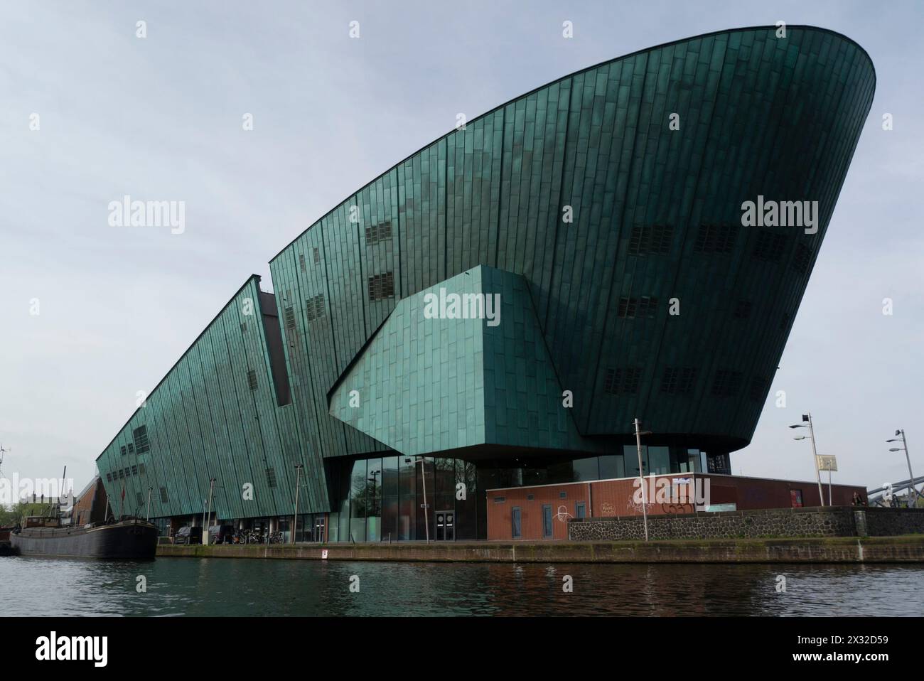 NEMO ist das größte Wissenschafts- und Technikmuseum der Niederlande in Oosterdok Amsterdam EU, von einem Kanalkreuzfahrtschiff aus gesehen Stockfoto