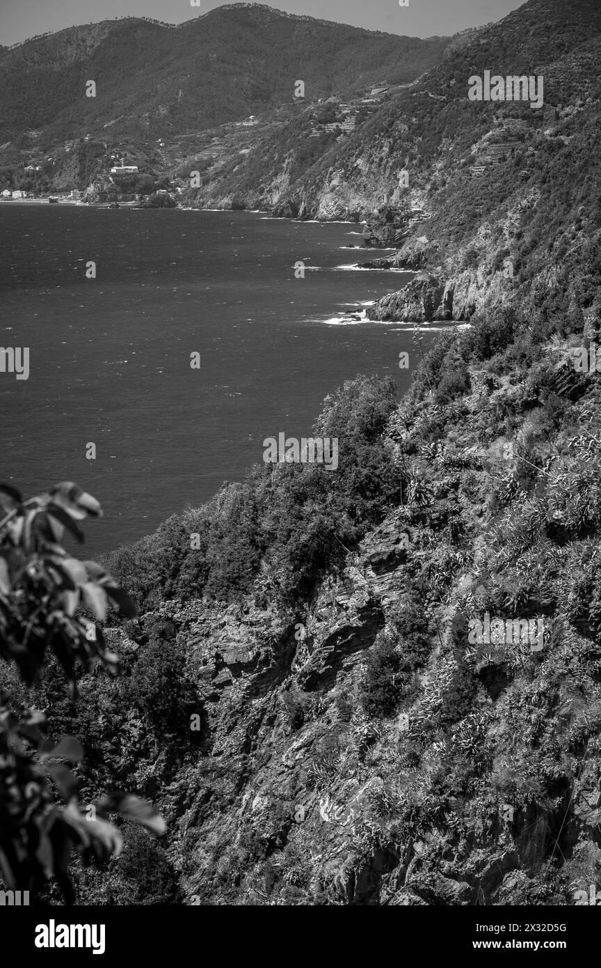 Die Magie der Cinque Terre. Farben der Häuser und des Meeres von ​​Corniglia Stockfoto