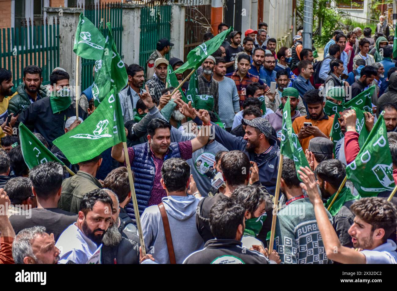 Srinagar, Indien. April 2024. Anhänger der Demokratischen Volkspartei (PDP) nehmen an einer Wahlkundgebung in Srinagar Teil. Quelle: SOPA Images Limited/Alamy Live News Stockfoto