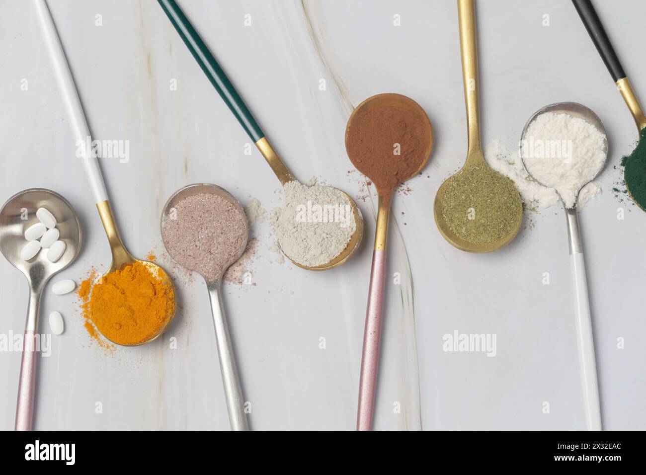 Verschiedene Arten von Nahrungsergänzungsmitteln für Gesundheit und Schönheit - Kollagen, Vitamine, Biotin, Protein in Pillen und Pulver Stockfoto