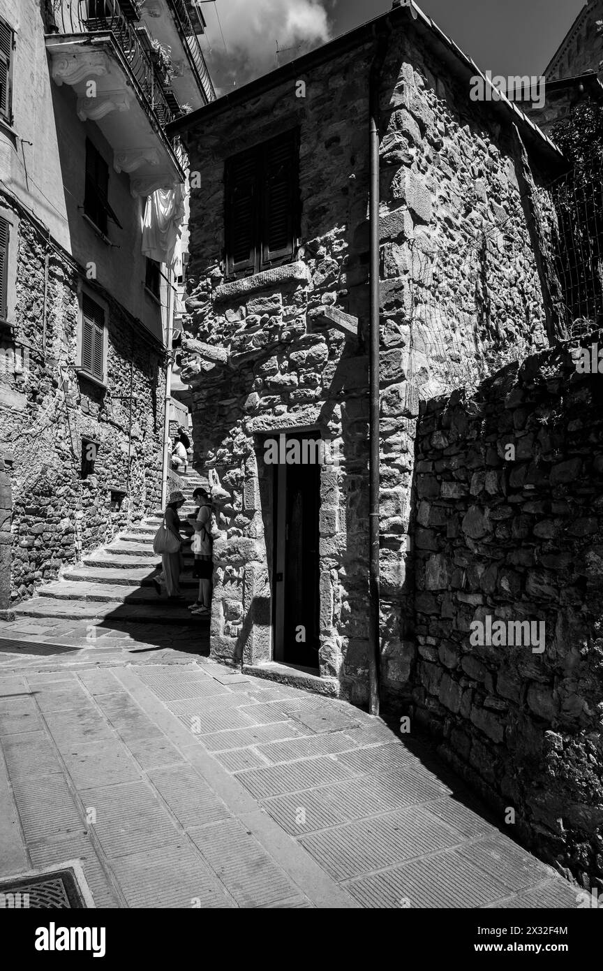 Die Magie der Cinque Terre. Farben der Häuser und des Meeres von ​​Corniglia Stockfoto