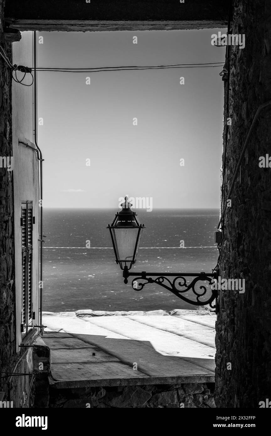 Die Magie der Cinque Terre. Farben der Häuser und des Meeres von ​​Corniglia Stockfoto