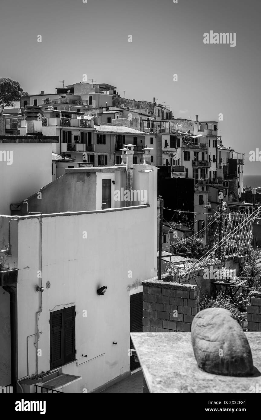 Die Magie der Cinque Terre. Farben der Häuser und des Meeres von ​​Corniglia Stockfoto