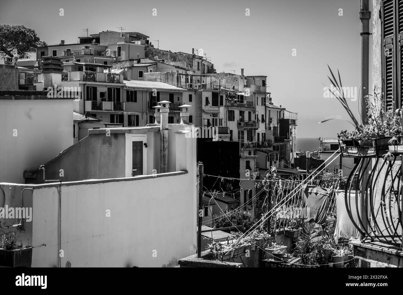Die Magie der Cinque Terre. Farben der Häuser und des Meeres von ​​Corniglia Stockfoto