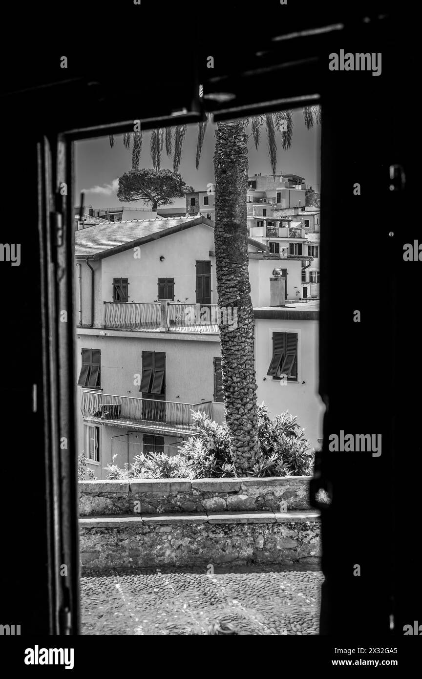 Die Magie der Cinque Terre. Farben der Häuser und des Meeres von ​​Corniglia Stockfoto