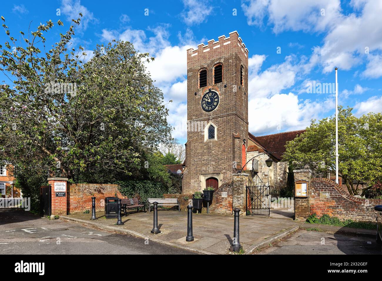 Außenansicht der St. Nicholas Anglican Pfarrkirche am Church Square an einem sonnigen Frühlingstag Shepperton Surrey England Großbritannien Stockfoto