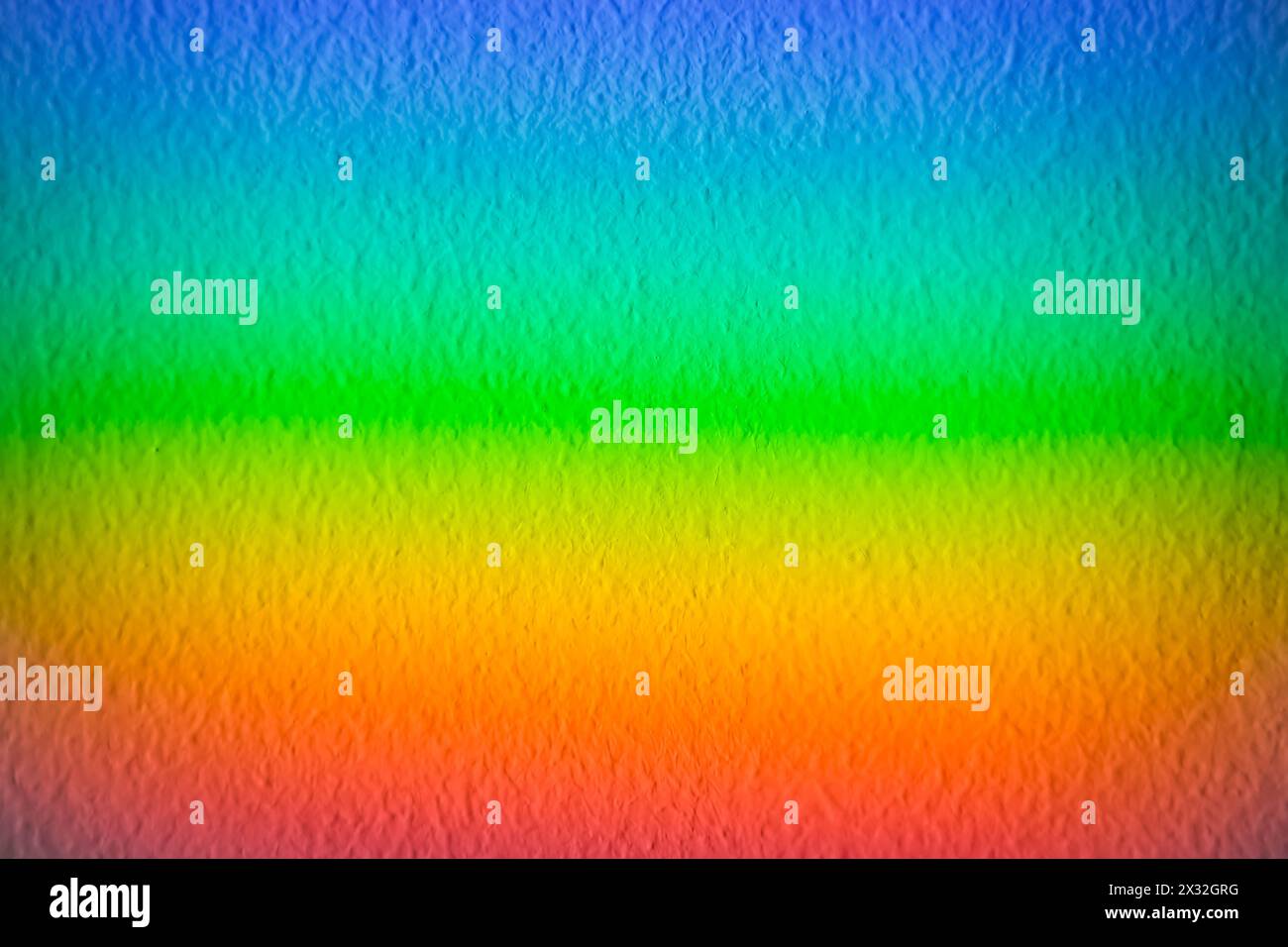 Schöner spektraler Gradient des Sonnenlichts an der Wand Stockfoto