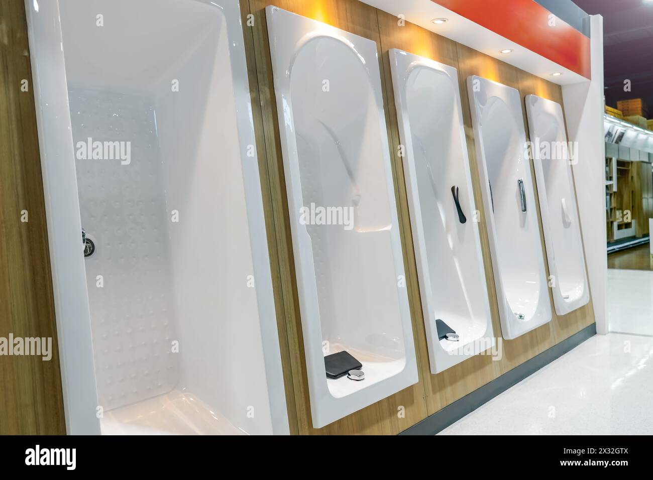 Vitrine mit Badezimmermöbeln und Badewanne. Einkaufszentrum mit Haushaltsprodukten. Stockfoto
