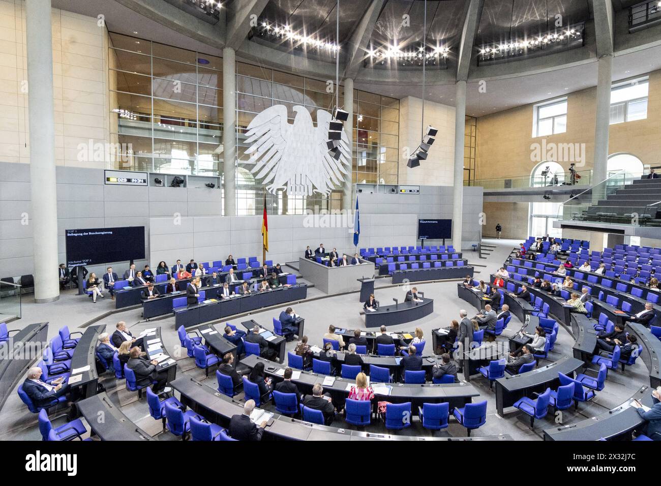 Plenum des Deutschen Bundestags aufgenommen waehrend der Regierungsbefragung, in Berlin, 24.04.2024. Berlin Deutschland *** Plenum des Deutschen Bundestages aufgezeichnet während der Regierungsvernehmung, in Berlin, 24 04 2024 Berlin Deutschland Copyright: xLorenzxHuterxphotothek.dex Stockfoto