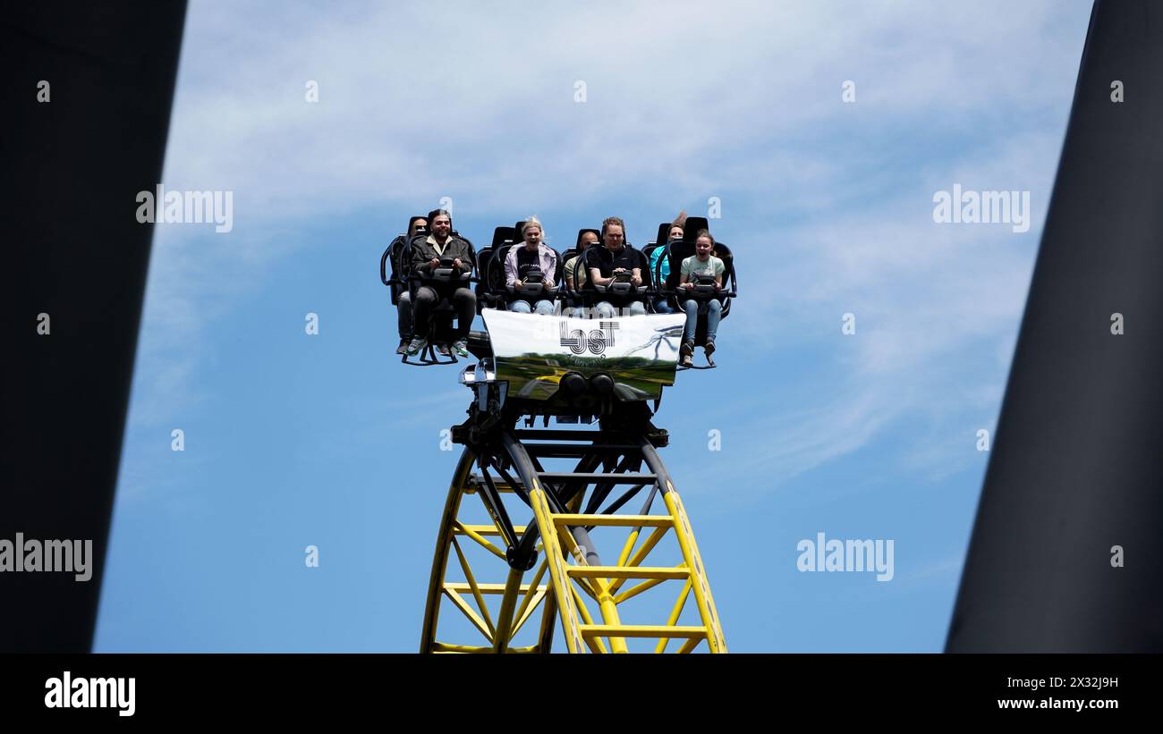 Junge Leute, die während einer Fahrt mit der Achterbahn „Lost Gravity“ im Vergnügungspark „Walibi-Holland“ schreien Stockfoto