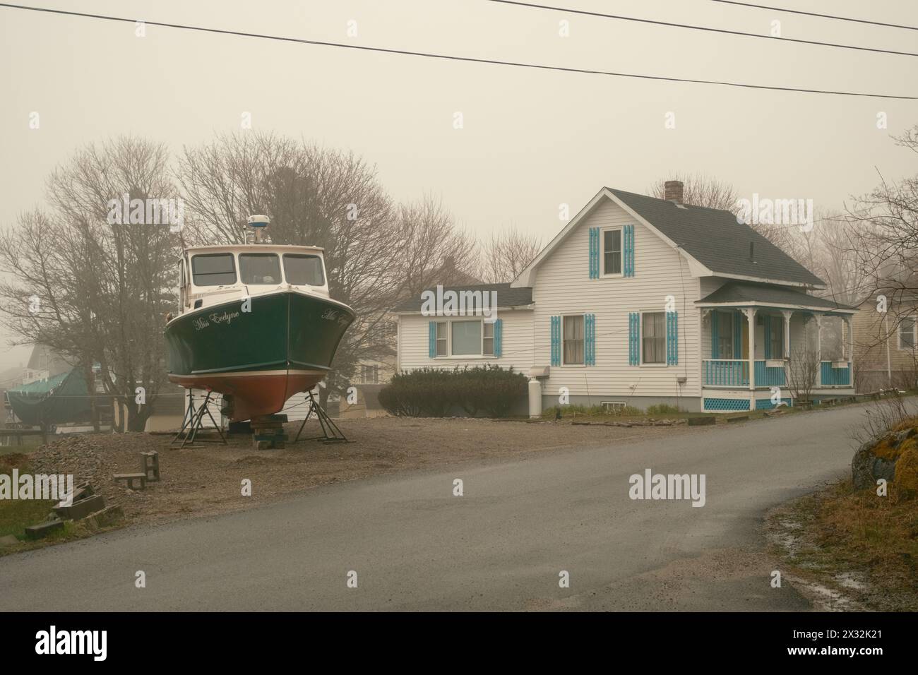 Haus und Boot an einem nebeligen Tag auf Beals Island, Maine Stockfoto