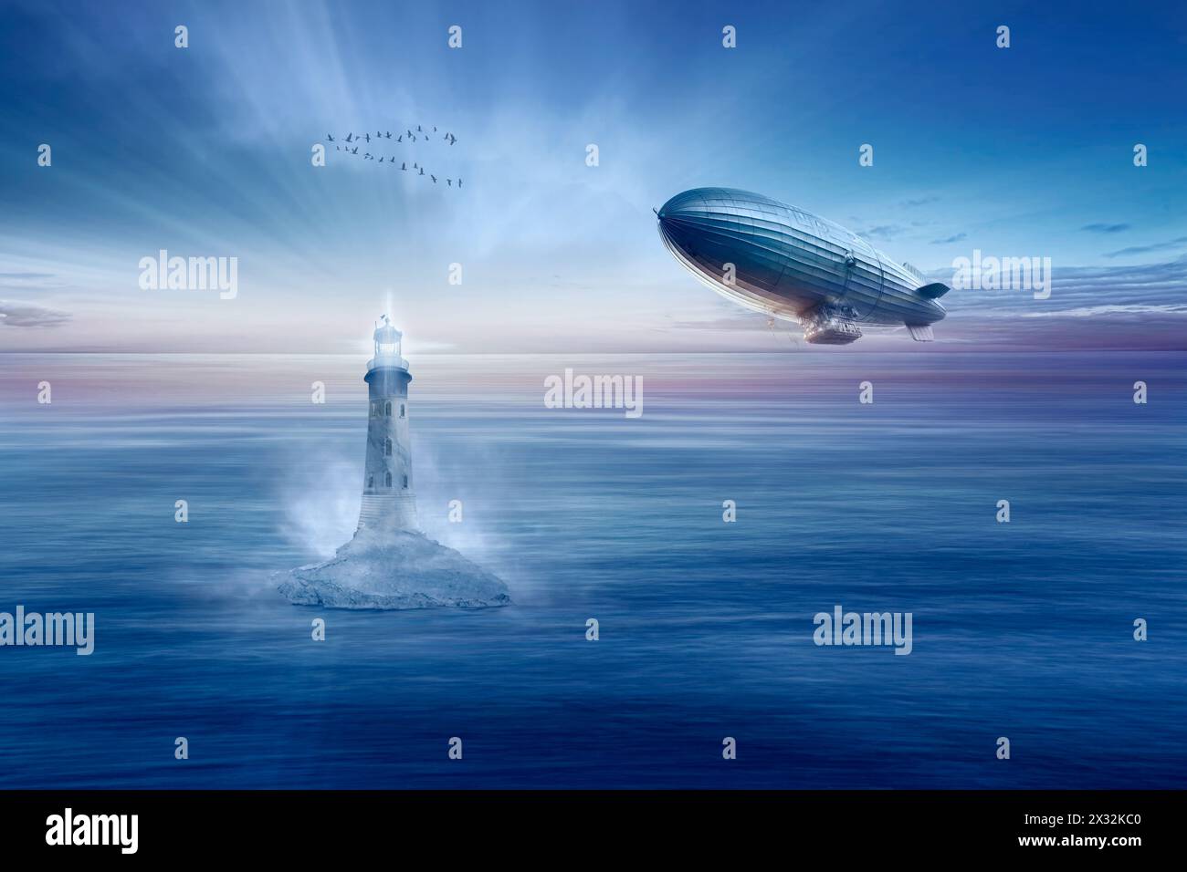 Vintage-Blimp über dem Leuchtturm des Ozeans und dem Sonnenuntergang Stockfoto