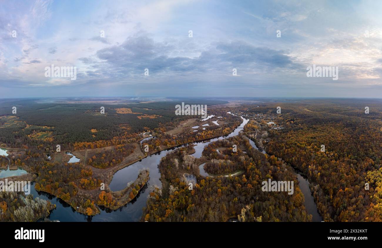Luftkurve des Flusses fließend in herbstfarbenem Waldpanorama Stockfoto