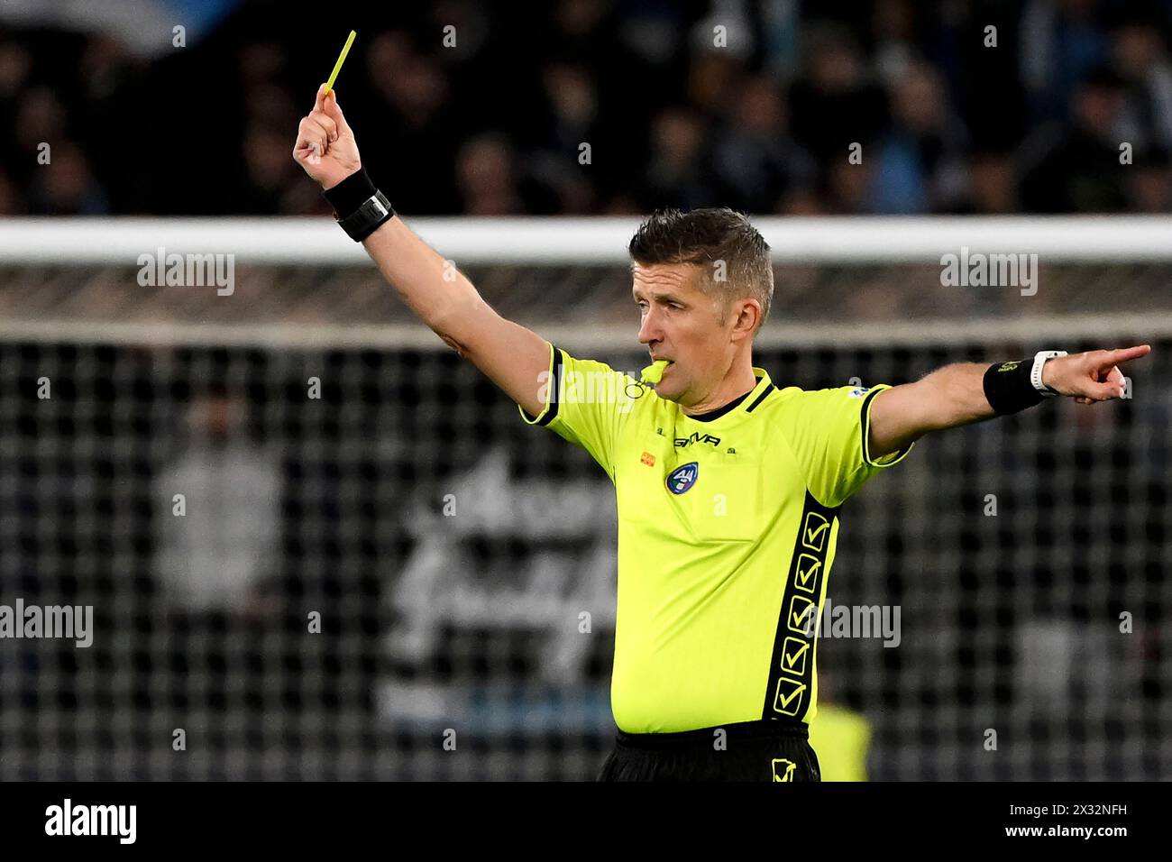 Schiedsrichterin Daniele Orsato gibt beim Halbfinalspiel der SS Lazio gegen Juventus FC im Olimpico-Stadion in Rom (Italien) am 23. April 2024 Gesten. Stockfoto