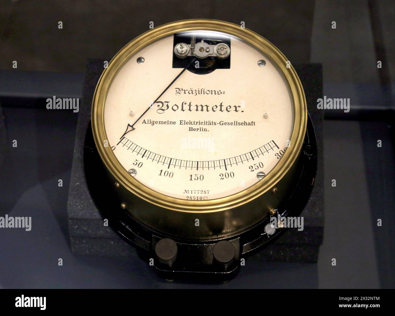 Altes analoges Voltmeter aus dem 19. Jahrhundert mit einem Metallpfeil. Messung der Spannung im elektrischen Netz. Stockfoto