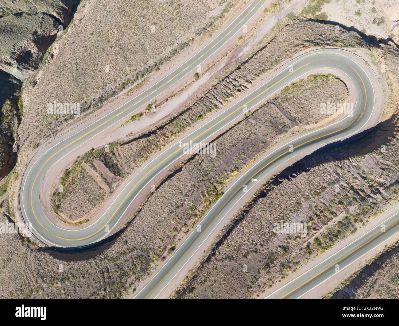 Ein Detail der kurvenreichen Straße nach Salinas Grandes (Cuesta del Lipan), Tumbaya, Jujuy, Argentinien. Stockfoto