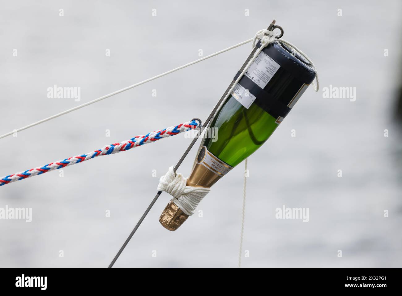 Kiel, Deutschland. April 2024. Eine Sektflasche ist an einem Boot befestigt. Mit der Taufe der neuen Polizeiboote Sprotte und Tümmler wurde die Flotte der Wasserpolizei der Schleswig-holsteinischen Landespolizei um zwei weitere starre Schlauchboote aus GFK auf insgesamt drei erweitert. Frank Molter/dpa/Alamy Live News Stockfoto