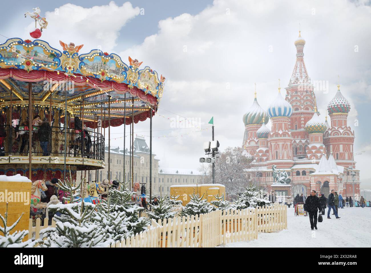 MOSKAU, RUSSLAND - 8. Dezember 2013: Karussell und St. Basilius Kathedrale während der Weihnachtsmesse (Messefläche ca. 2.000 qm). Stockfoto