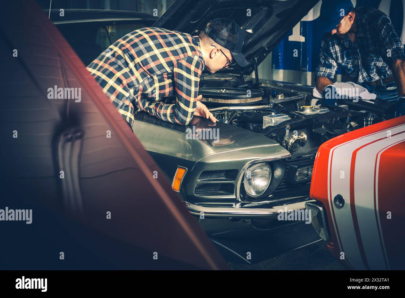 Zwei Typen, Die Ihr Anderes American Classic Muscle Car Restaurieren. Thema Automobilindustrie. Stockfoto
