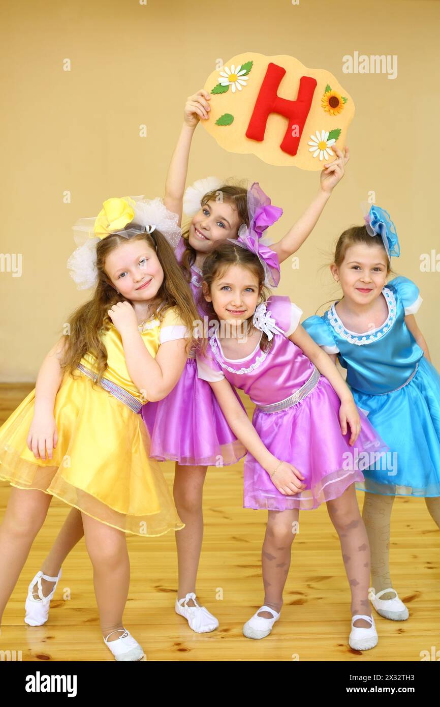 MOSKAU - APR 05: Lustige Mädchen Anna, Darya, Polina, Julia 8 Jahre alt in bunten Kleidern treten in der Schule 1349 auf, am 05. April 2013 in Moskau, Russland. Stockfoto
