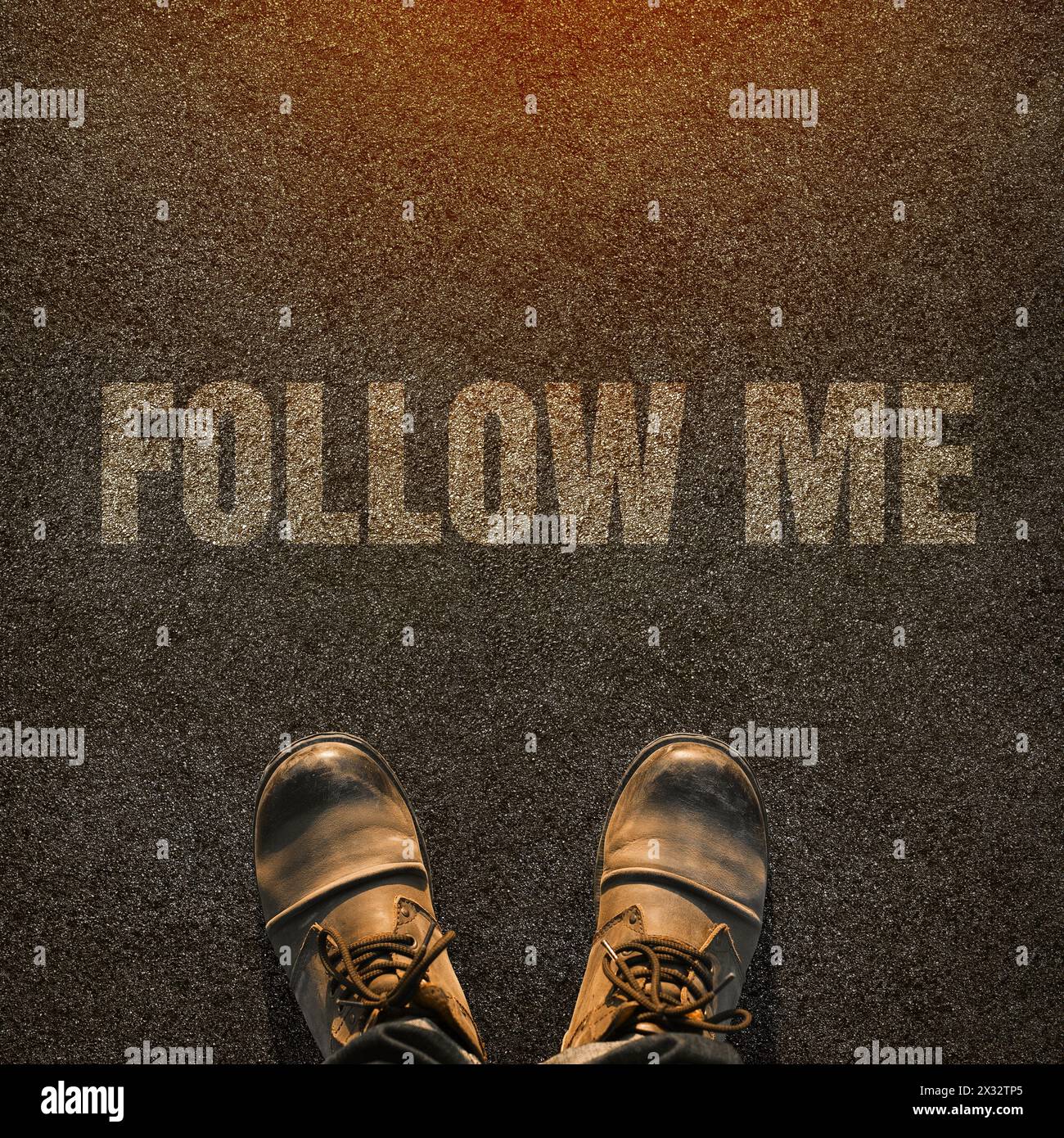 Top Ansicht Des Konzepts „Follow Me Request“ Für Soziale Netzwerke Im Internet Mit Hipster In Lederstiefeln Von Oben. Stockfoto