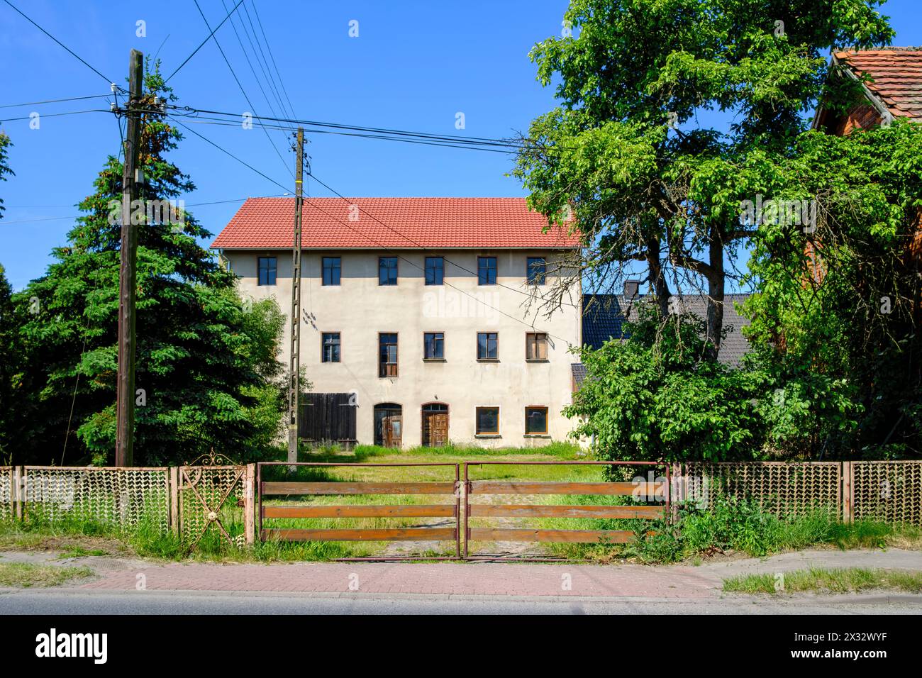 Heruntergekommenes und heruntergekommenes Gebäude, ehemalige Wassermühle von Miejsce, Gemeinde Świerczów, Bezirk Namyslow, Woiwodschaft Oppeln, Niederschlesien, Polen. Stockfoto