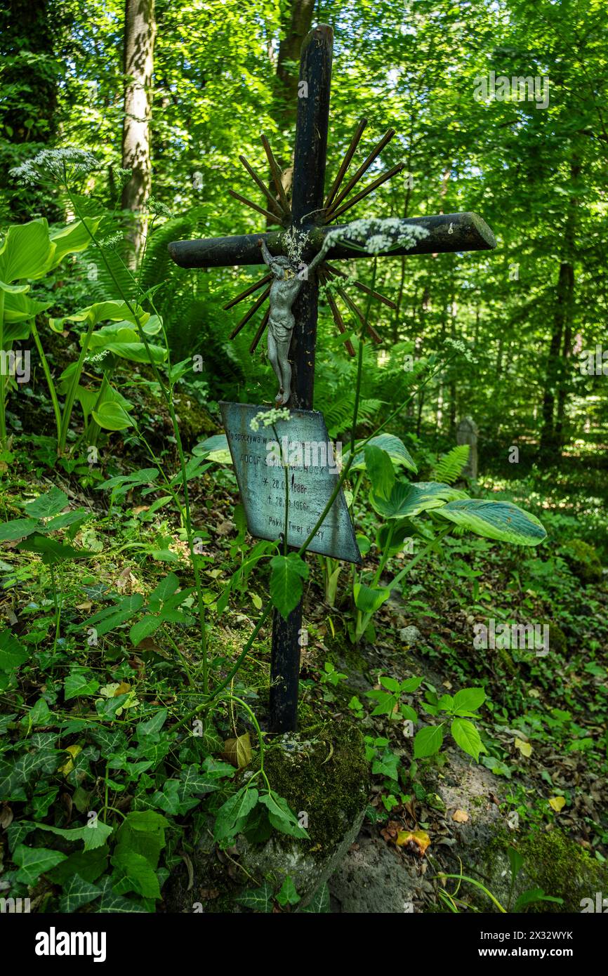 Ein Hügel mit achtlos aufgeschossenen Grabsteinen und Grabkreuzen der deutschen Bevölkerung auf dem Friedhof in Plümkenau, Oberschlesien, Polen. Stockfoto