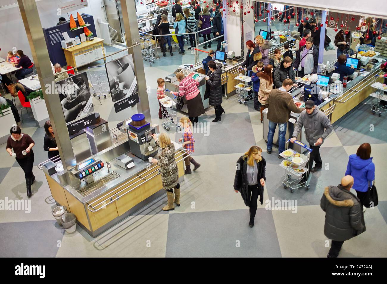 SAMARA, RUSSLAND - 05. JAN 2014 : Menschen in der Cafeteria im Geschäft IKEA in Samara. IKEA Ikea wurde 1943 in Schweden gegründet und ist das weltweit größte Möbelgeschäft Stockfoto