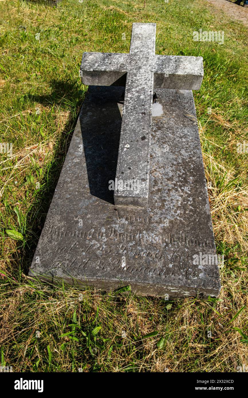 Grabplatte mit Kreuz, historischer protestantischer Friedhof von Pokoj, Bezirk Namyslow, Woiwodschaft Oppeln, Oberschlesien, Polen. Stockfoto