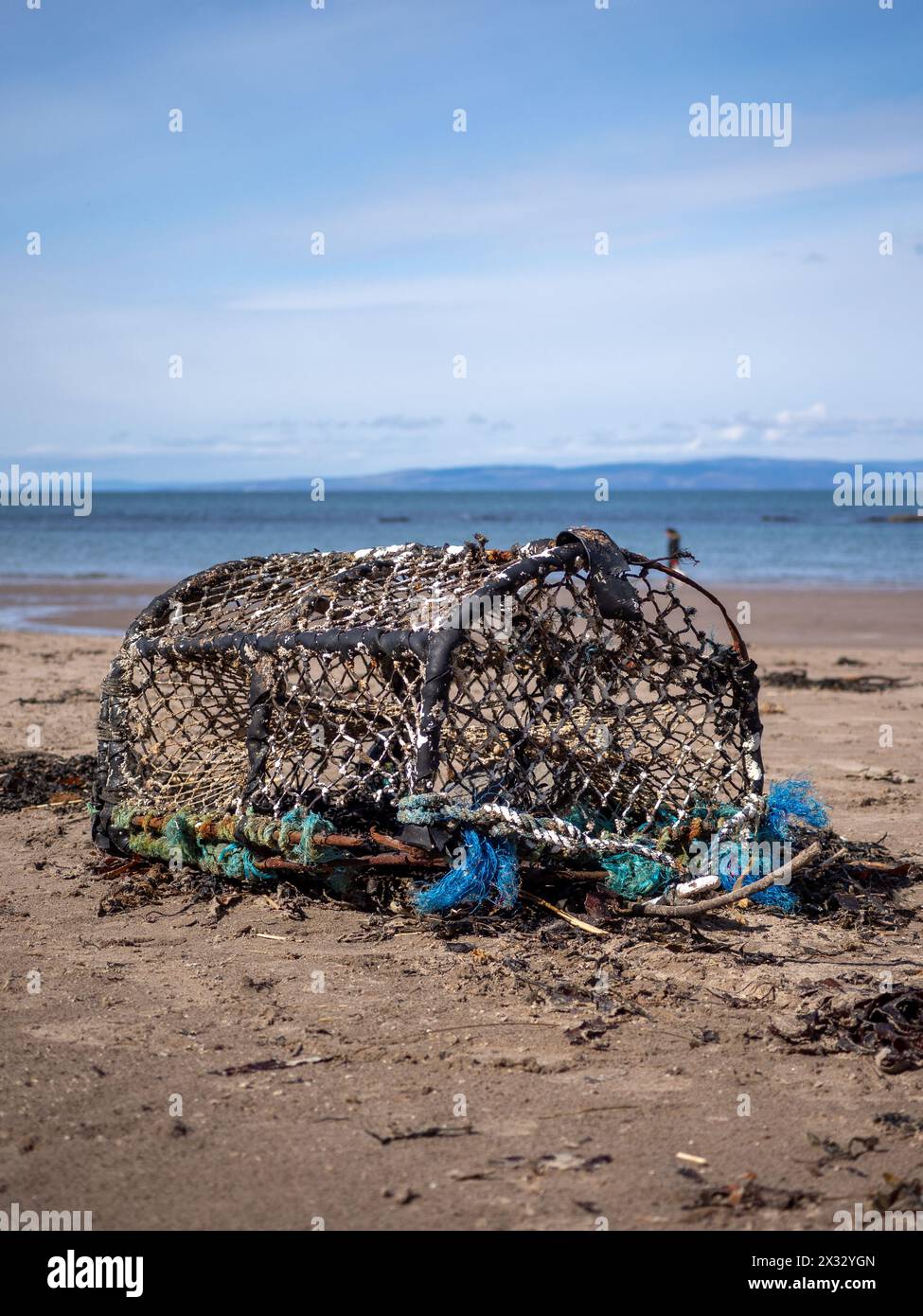Ein verlassener schottischer Fischerkreel wurde an einem Strand an der Westküste Schottlands gespült Stockfoto