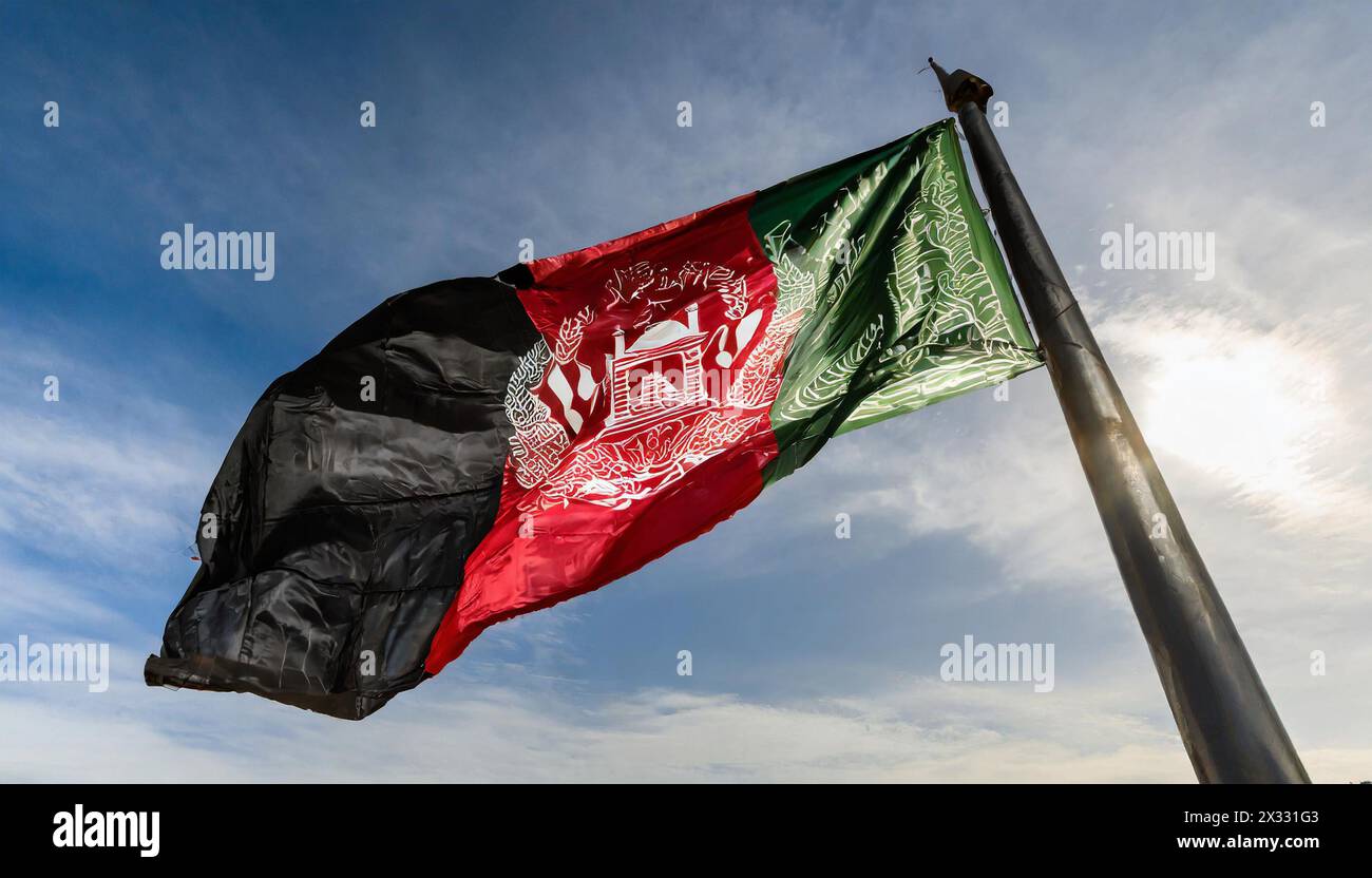 Fahne, die Nationalfahne von Afghanistan flattert im Wind Stockfoto