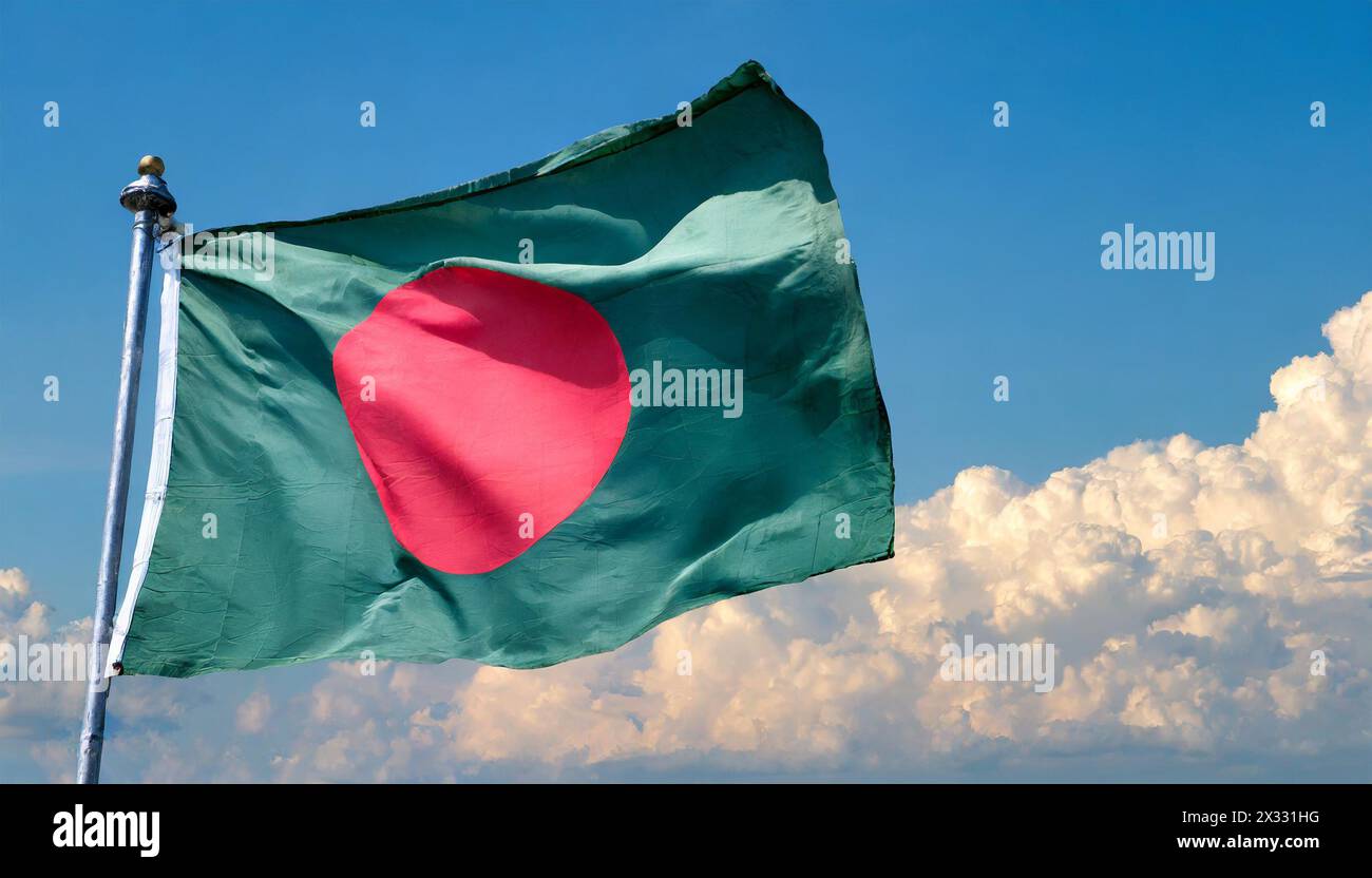 Fahne, die Nationalfahne von Bangladesch flattert im Wind Stockfoto