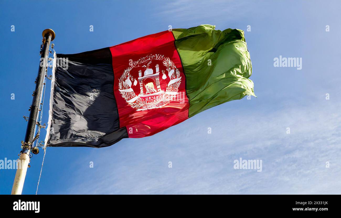 Fahne, die Nationalfahne von Afghanistan flattert im Wind Stockfoto