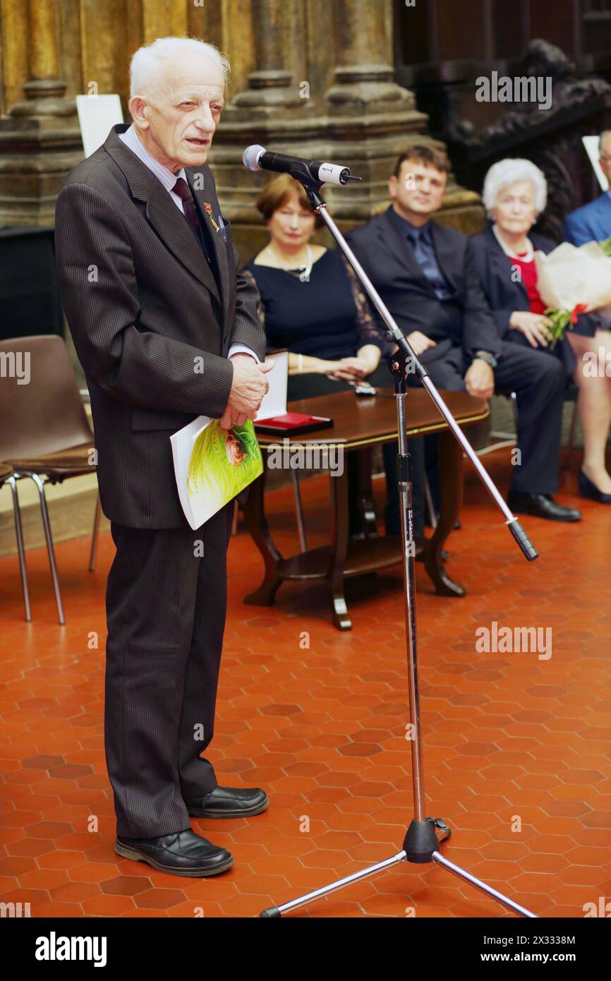 MOSKAU, RUSSLAND - 18. November 2013: Simon Schnol (bedeutender Biophysiker, Professor der Moskauer Staatlichen Universität) bei der Zeremonie der Goldmedaille von Lew Nikolajew in Stockfoto