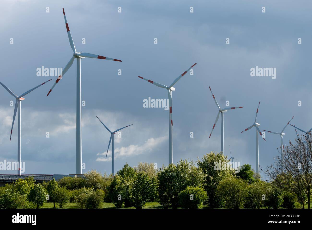 Windenergieanlage. Ökologische Energieerzeugung. Stockfoto