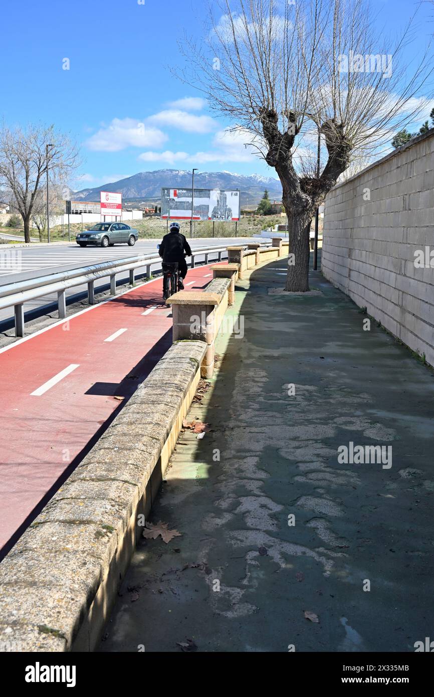 Straße mit separatem Radweg und separatem Gehweg für Fußgänger am Rande der Stadt Otura, Südspanien Stockfoto